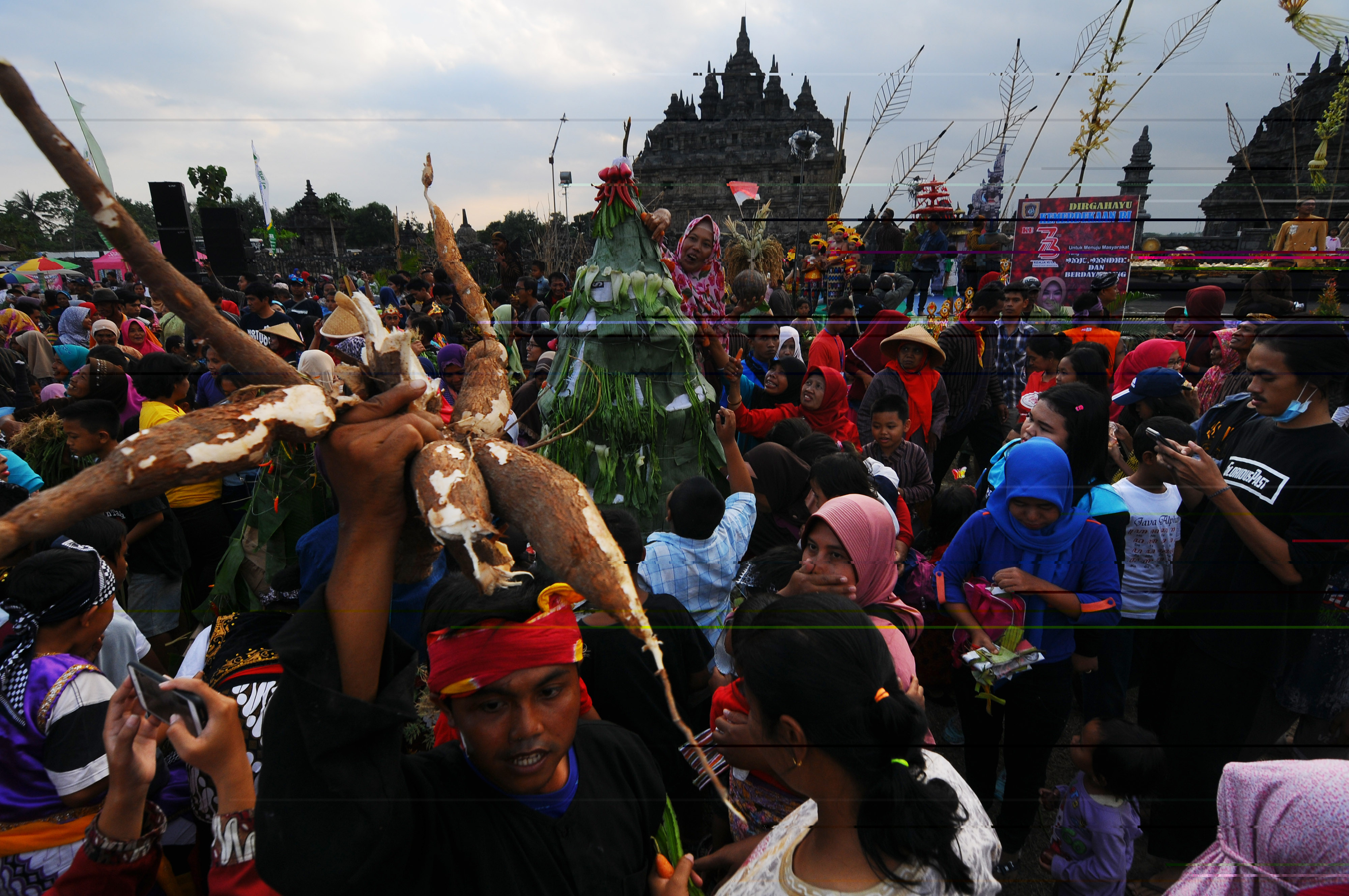  Sejumlah warga berebut gunungan hasil bumi pertanian saat Kirab Seni dan Budaya di Bugisan, Prambanan, Klaten, Jawa Tengah,