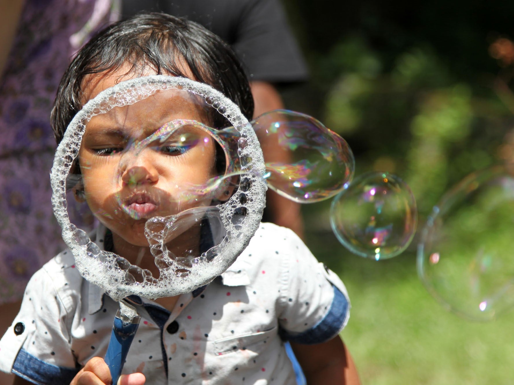 Seorang anak bermain gelembung sabun.
