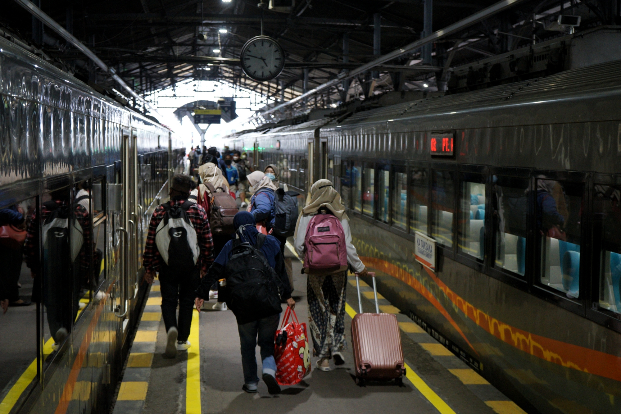 Sejumlah penumpang kereta api berjalan setibanya di Stasiun Tugu, Yogyakarta.