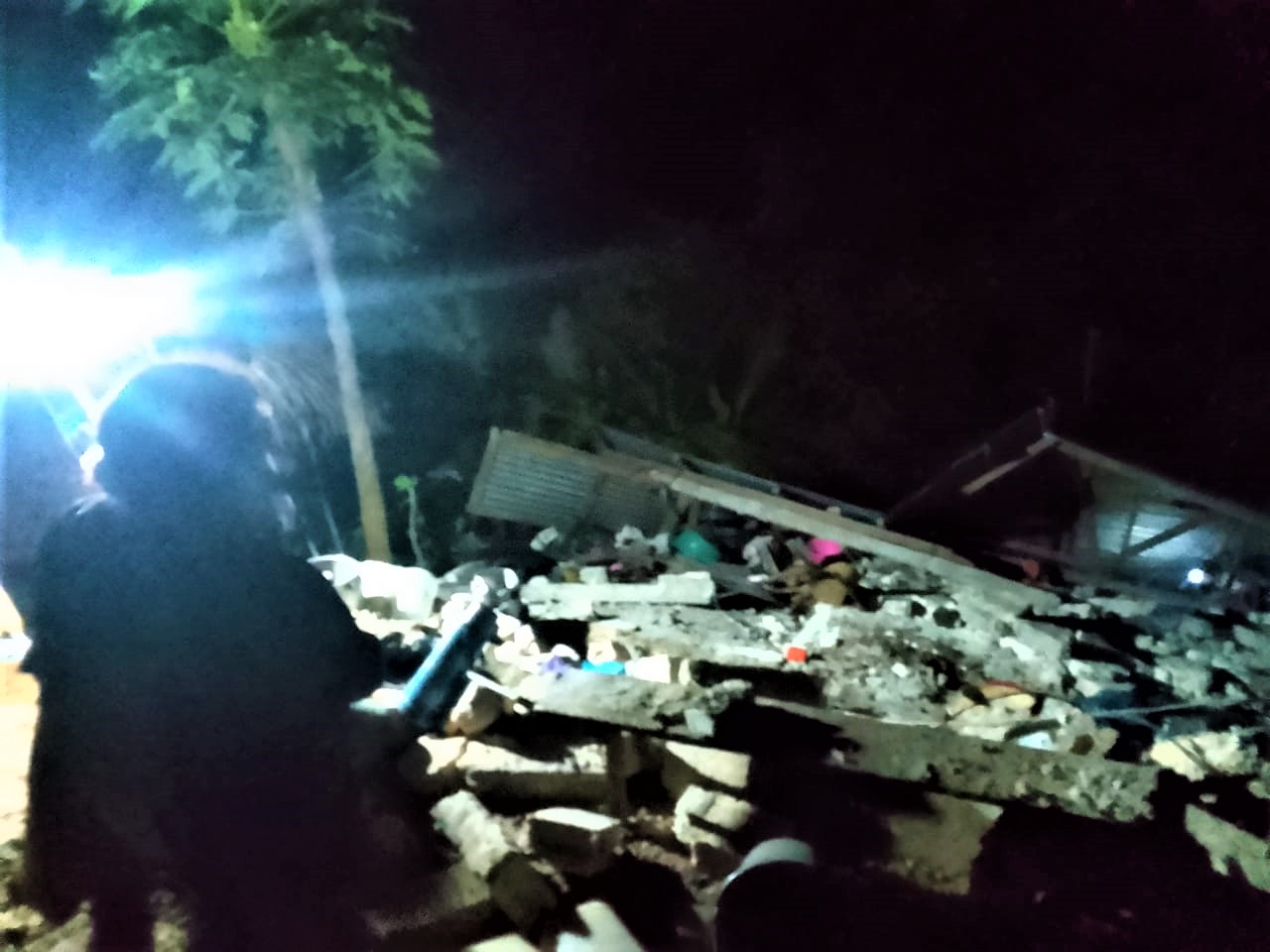 Salah satu rumah warga yang rata dengan tanah akibat gempa M 5,5 di Desa Retraen, Kecamatan Amarasi Selatan, Kupang, NTT, Minggu (20/11).