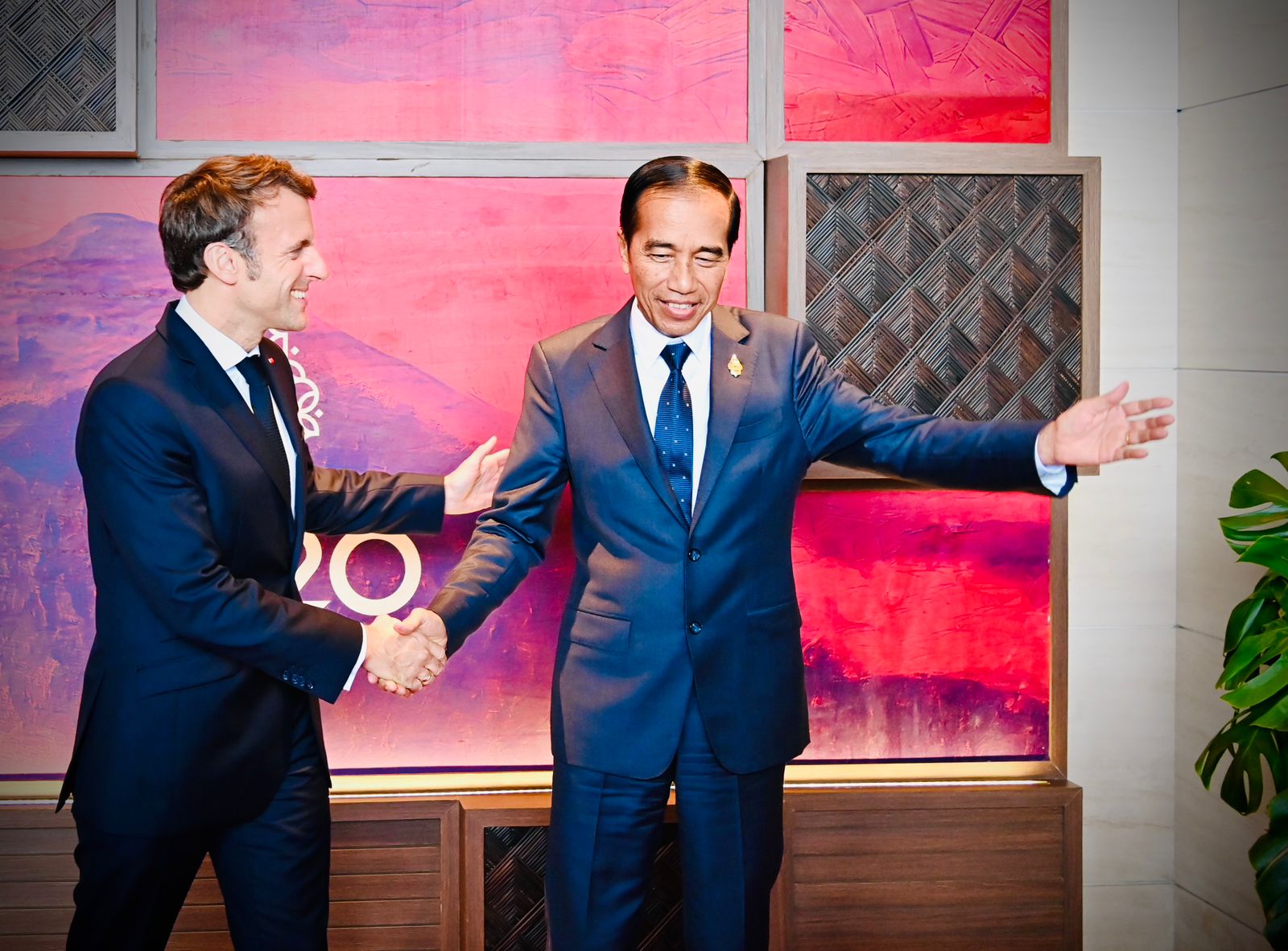 Presiden RI Joko Widodo (kanan) dan Presiden Prancis Emmanuel Macron