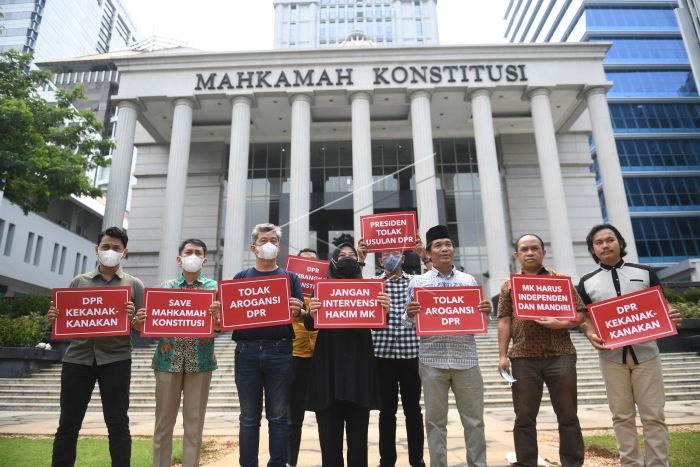 Aksi menolak pencopotan hakim konstitusi