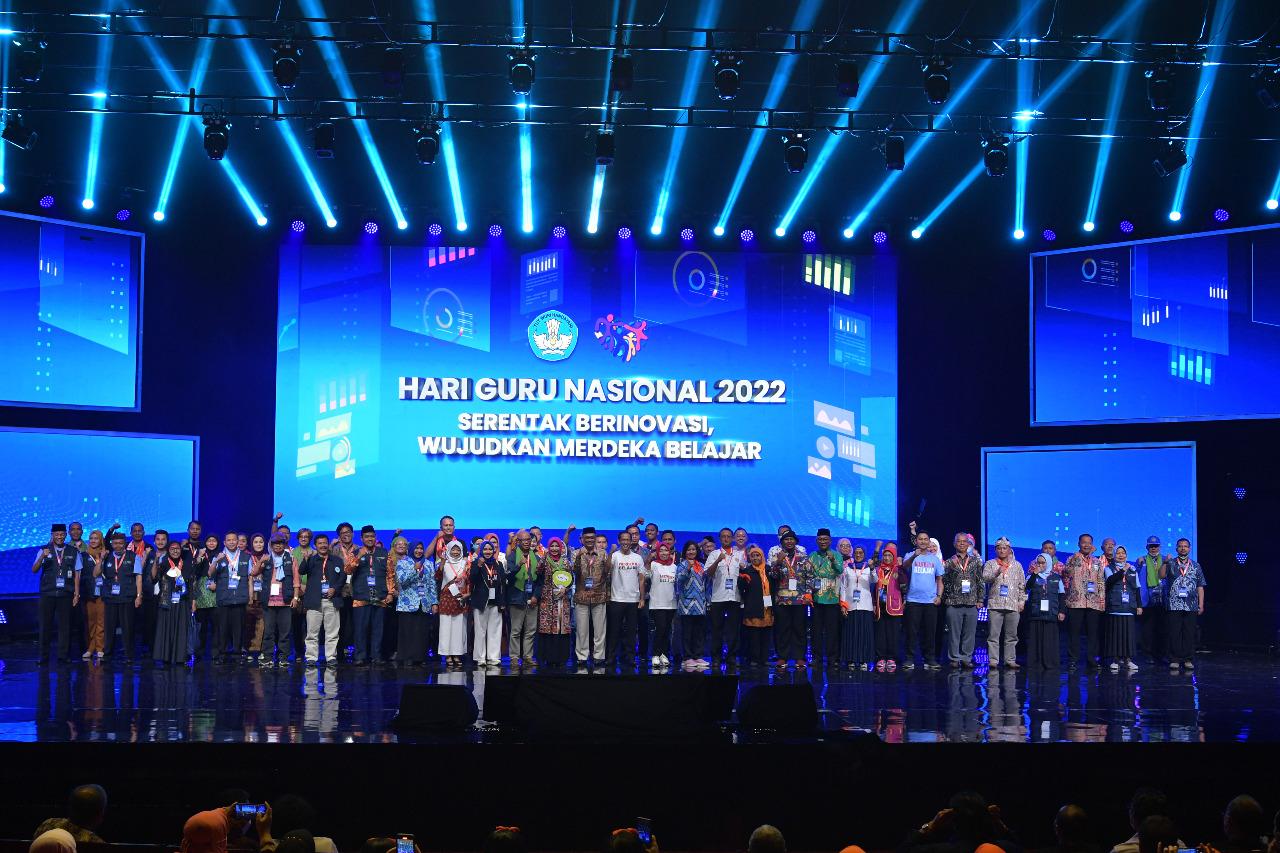 Mendikbudristek dan Plt. Dirjen GTK berfoto bersama 72 perwakilan Organisasi Profesi GTK pada peringatan Hari Guru Nasional 2022.