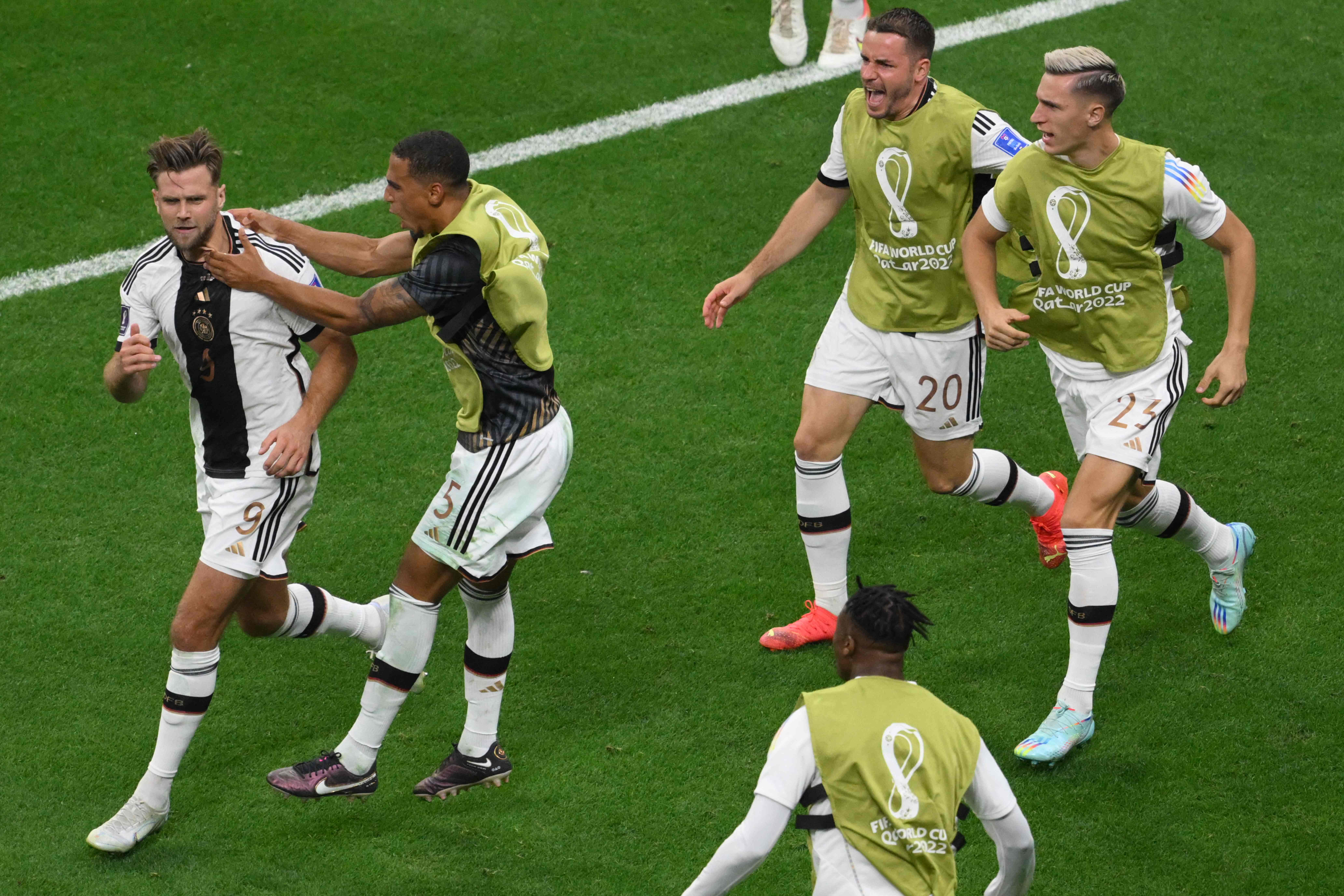 Penyerang timnas Jerman Niclas Fuellkrug (kiri) melakukan selebrasi usai mencetak gol ke gawang Spanyol di laga Piala Dunia 2022.