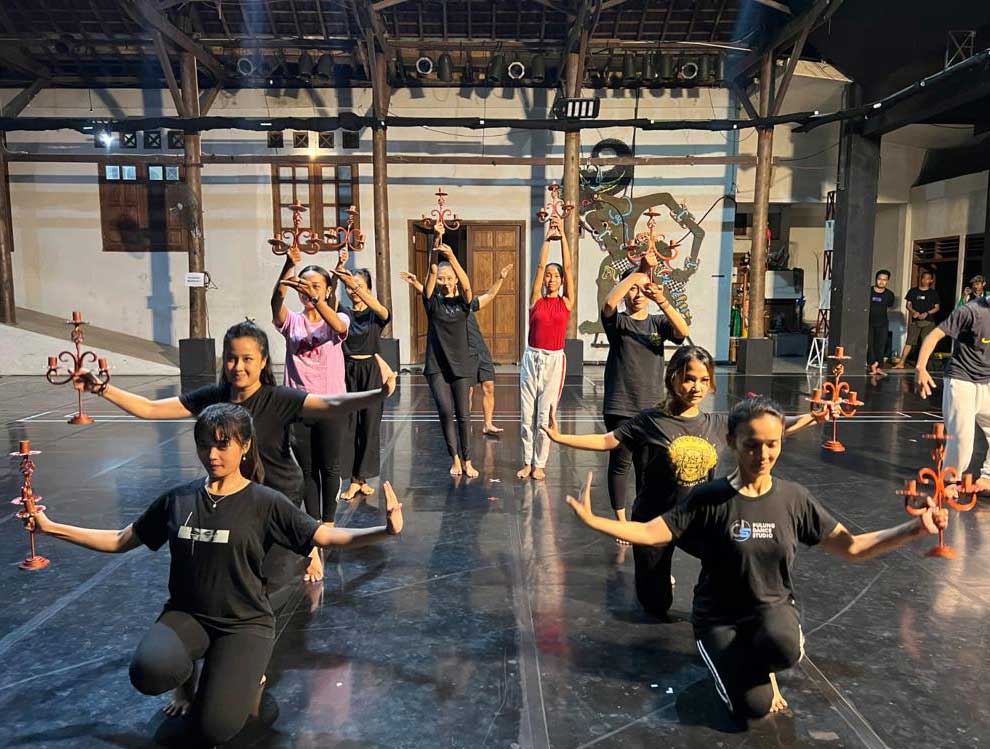 Suasana latihan Pergelaran Sabang Merauke yang berlangsung di Yogyakarta, dengan  melibatkan seniman dari berbagai daerah.