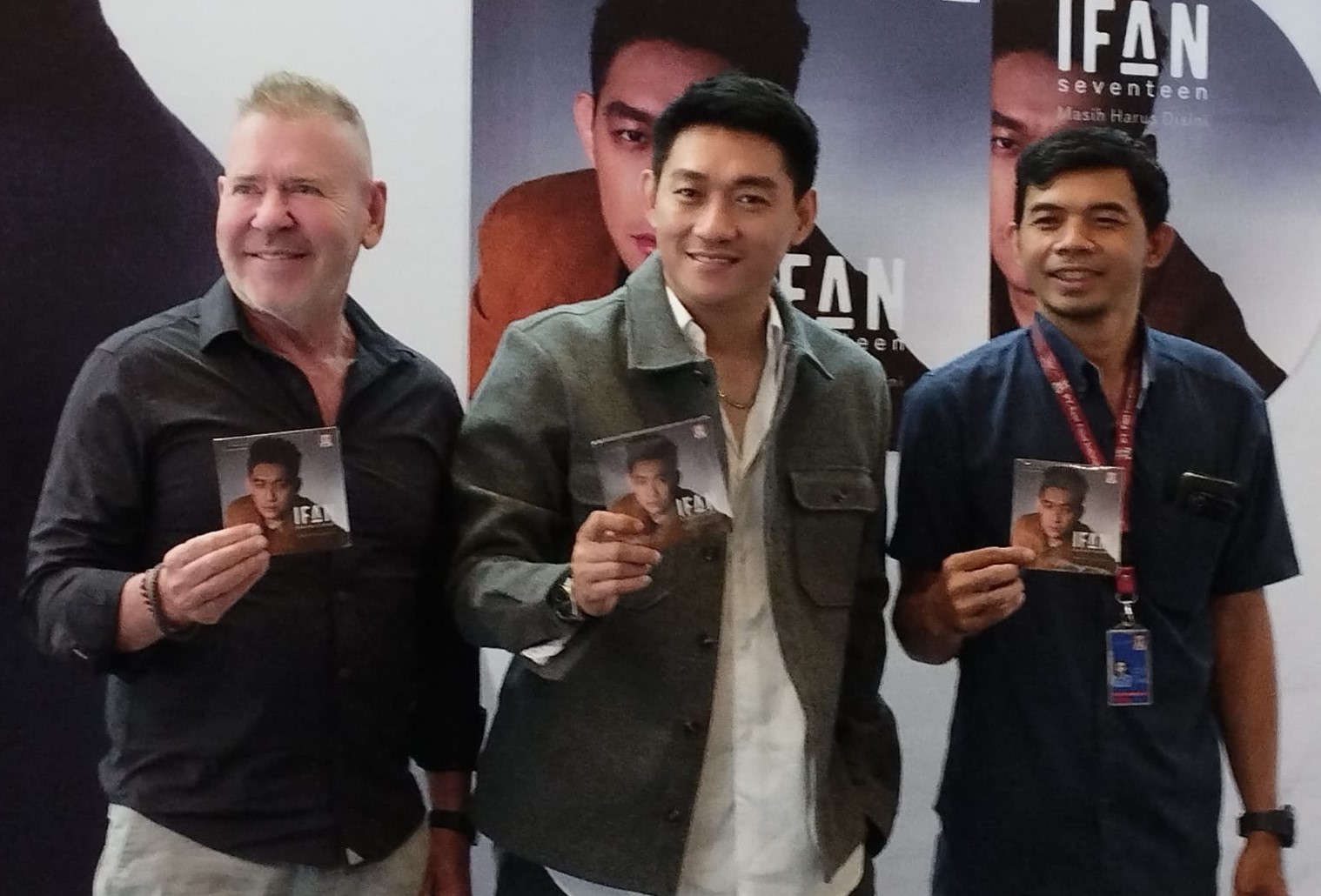 Ifan Seventeen (tengah).