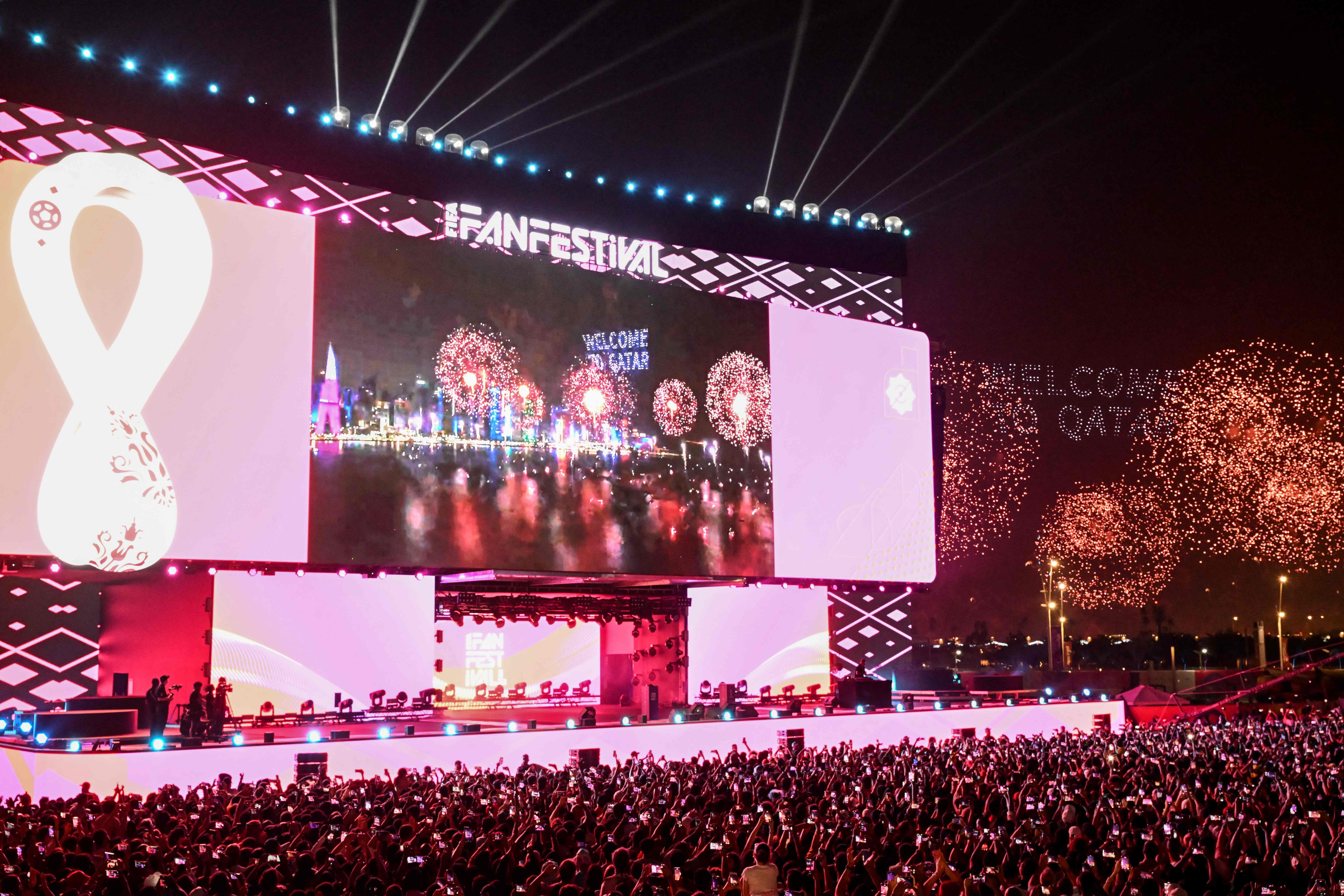 Ribuan suporter memenuhi FIFA Fan Festival di Al Bidda Park, Doha, saat pembukaan Piala Dunia 2022, Sabtu (19/11).