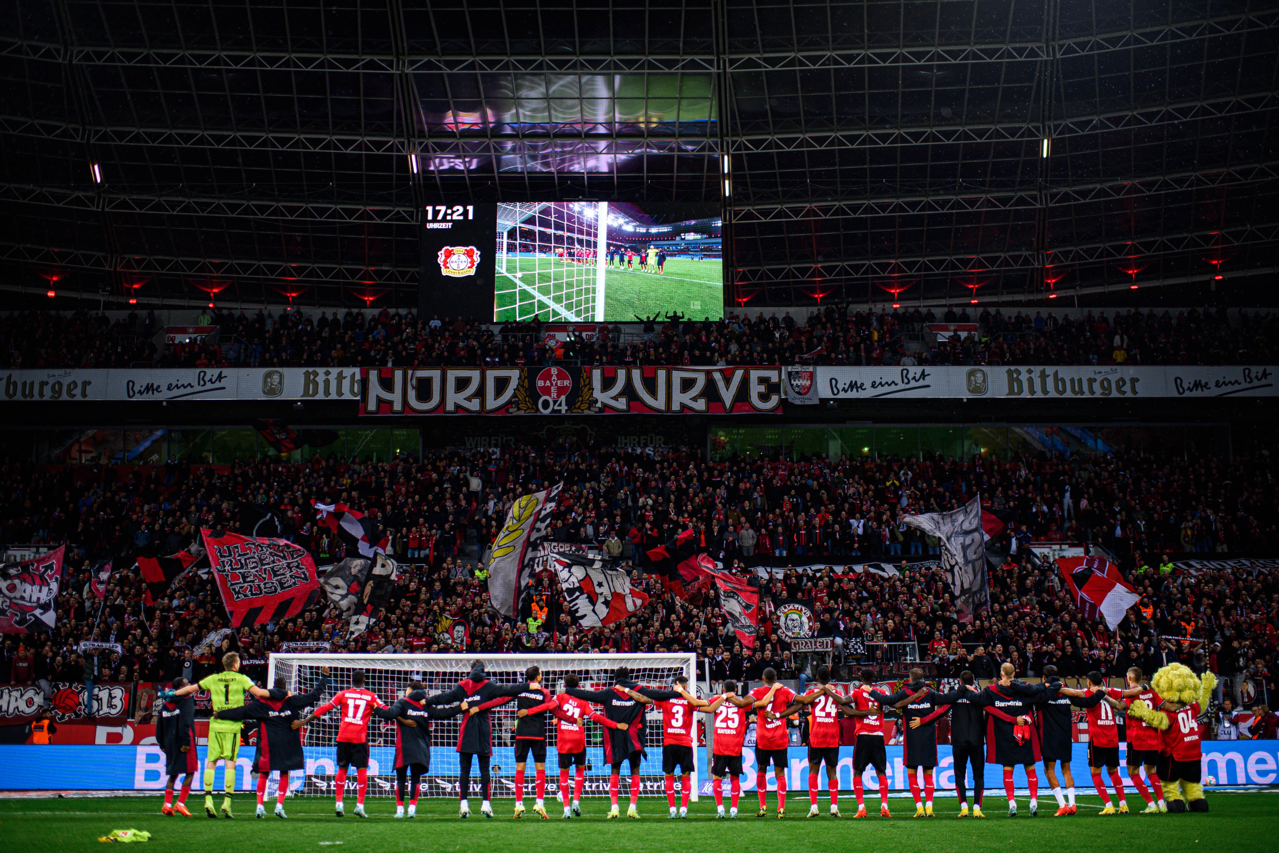 Para pemain Bayer Leverkusen menyapa pendukung mereka usai mengalahkan Union Berlin di laga Bundesliga.