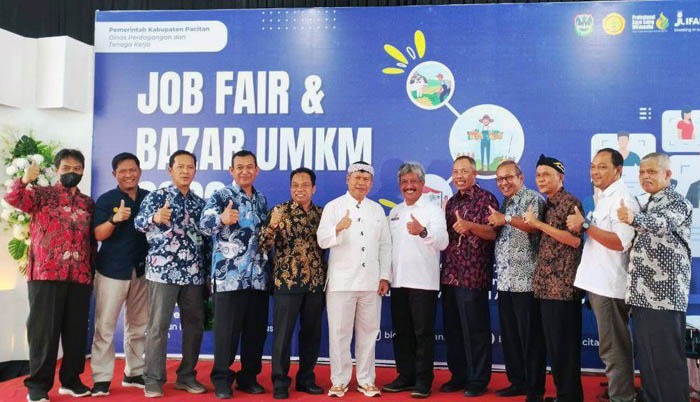 Direktur Polbangtan Malang, Setya Budhi Udrayana (ke-6 kanan) dan Sekda Pacitan, Heru Wiwoho (ke-6 kiri)