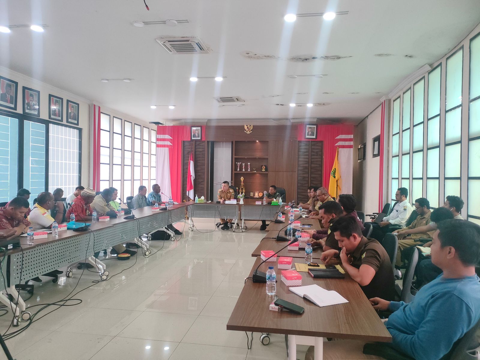 Bupati Kaimana Freddy Thie menerima puluhan sopir angkutan umum di Ruang Rapat Kantor Bupati, Selasa (15/11)