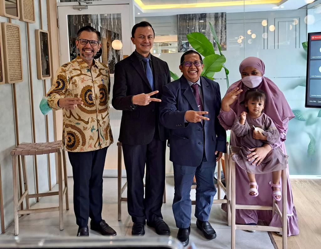 Tim dokter Morula IVF Indonesia bersama ibu dan anaknya yang sukses melakukan program bayi tabung.