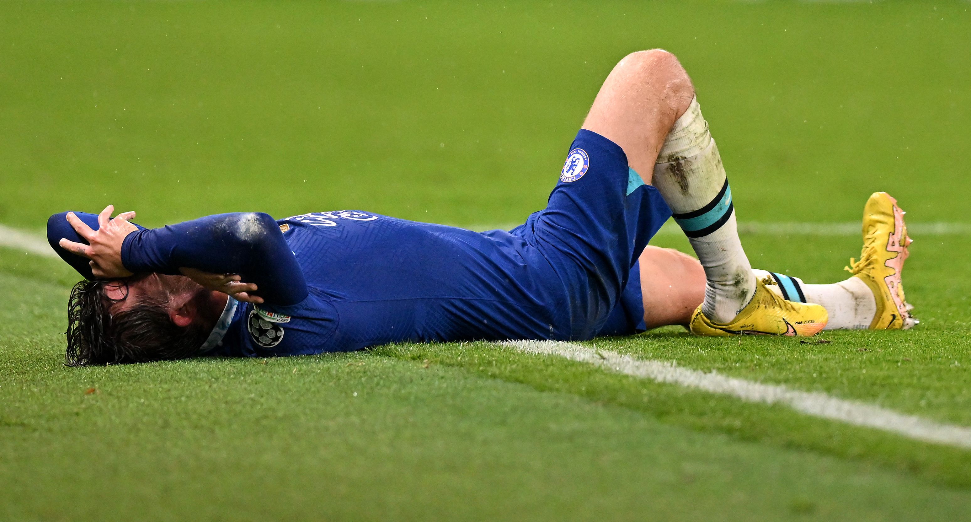 Bek Chelsea Ben Chilwell mengalami cedera dalam laga Liga Champions melawan Dinamo Zagreb, Kamis (3/11) dini hari WIB.