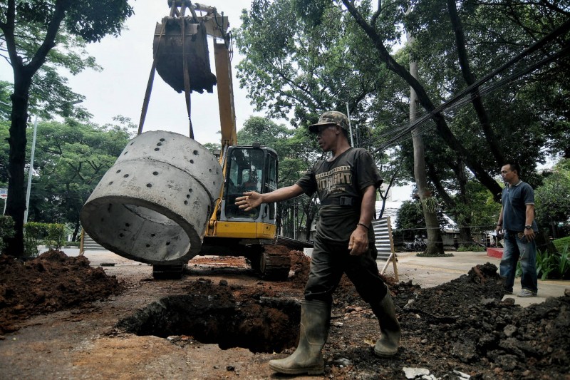 Pembuatan sumur resapan.