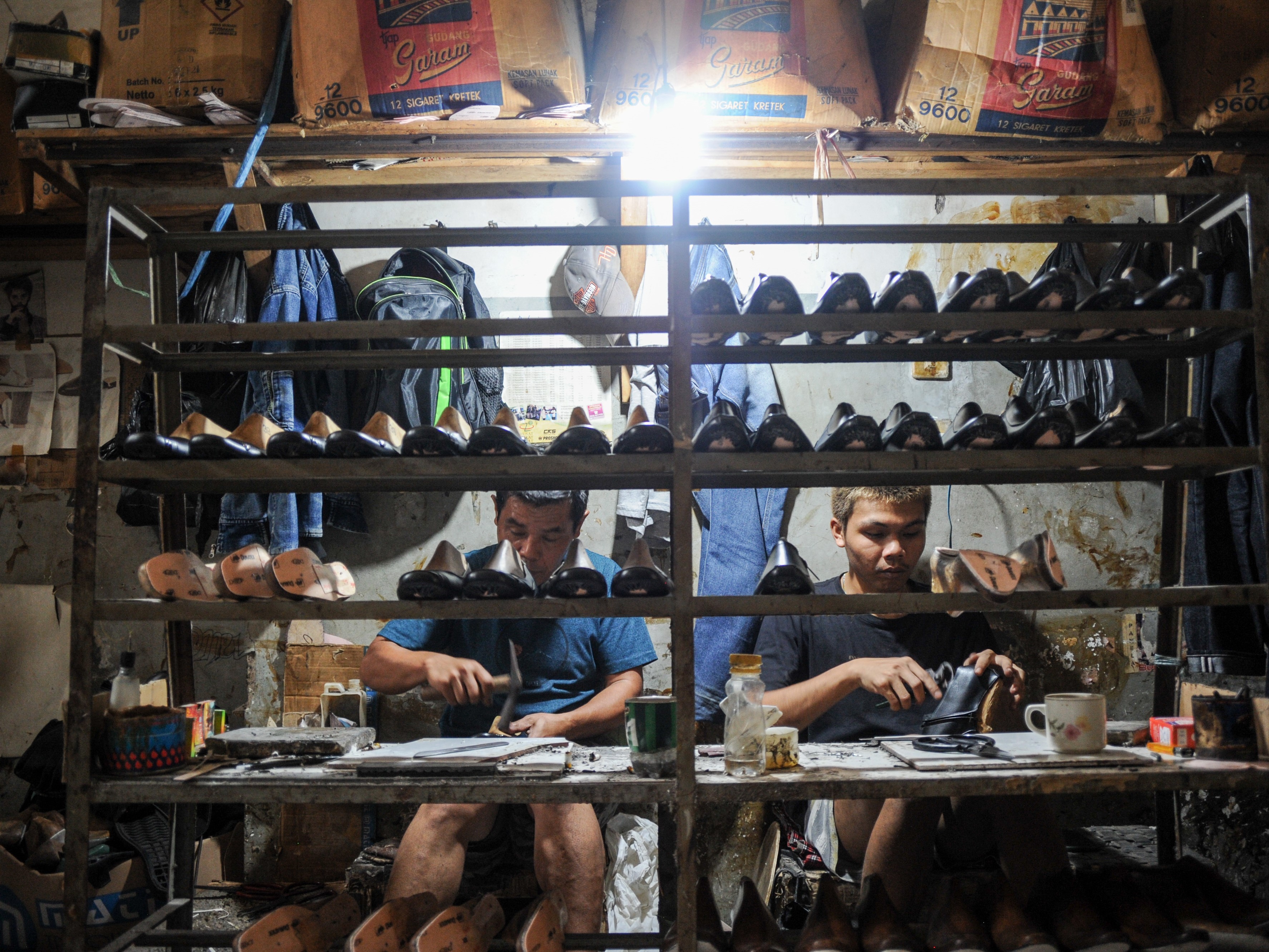 Pekerja menyelesaikan produksi sepatu kulit di Sentra Sepatu Cibaduyut, Bandung, Jawa Barat, Rabu (2/11/2022).