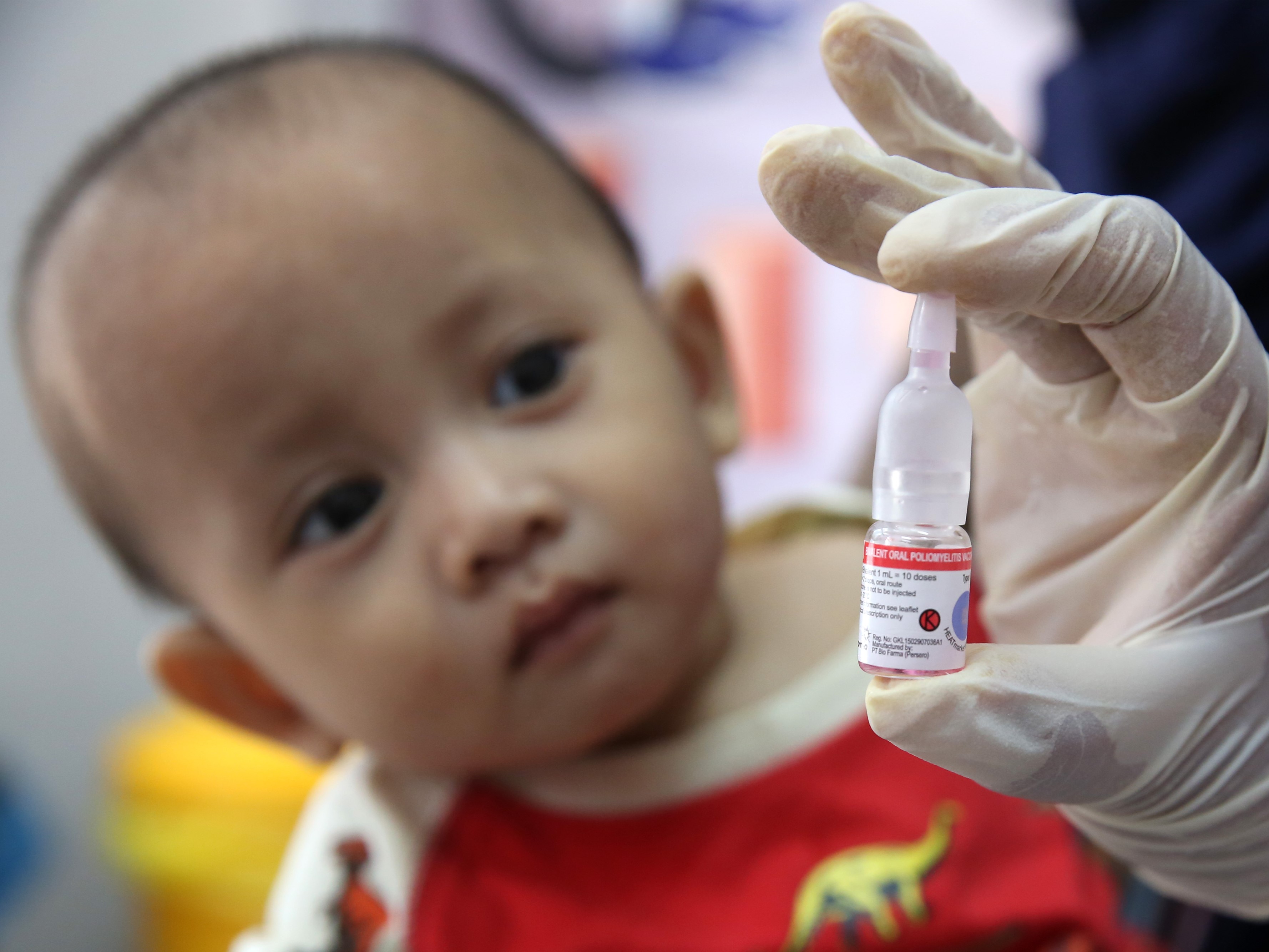 Petugas kesehatan Puskesmas Ulee Kareng memperlihatkan vaksin polio tetes (oral poliomyelitis vaccine) yang diberikan kepada balita.