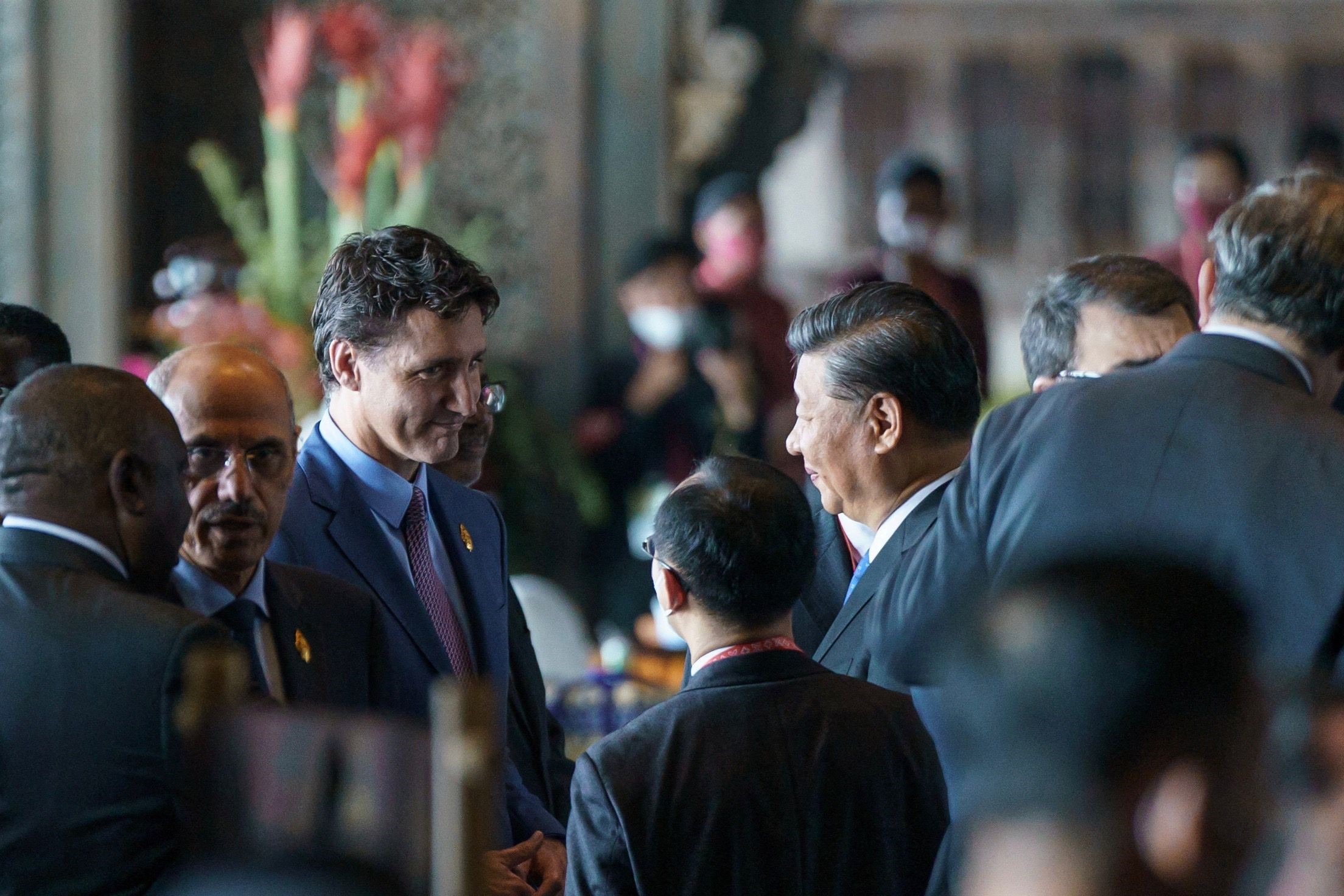 Perdana Menteri Kanada Justin Trudeau (kiri) terlihat berbicara dengan Presiden Tiongkok Xi Jinping
