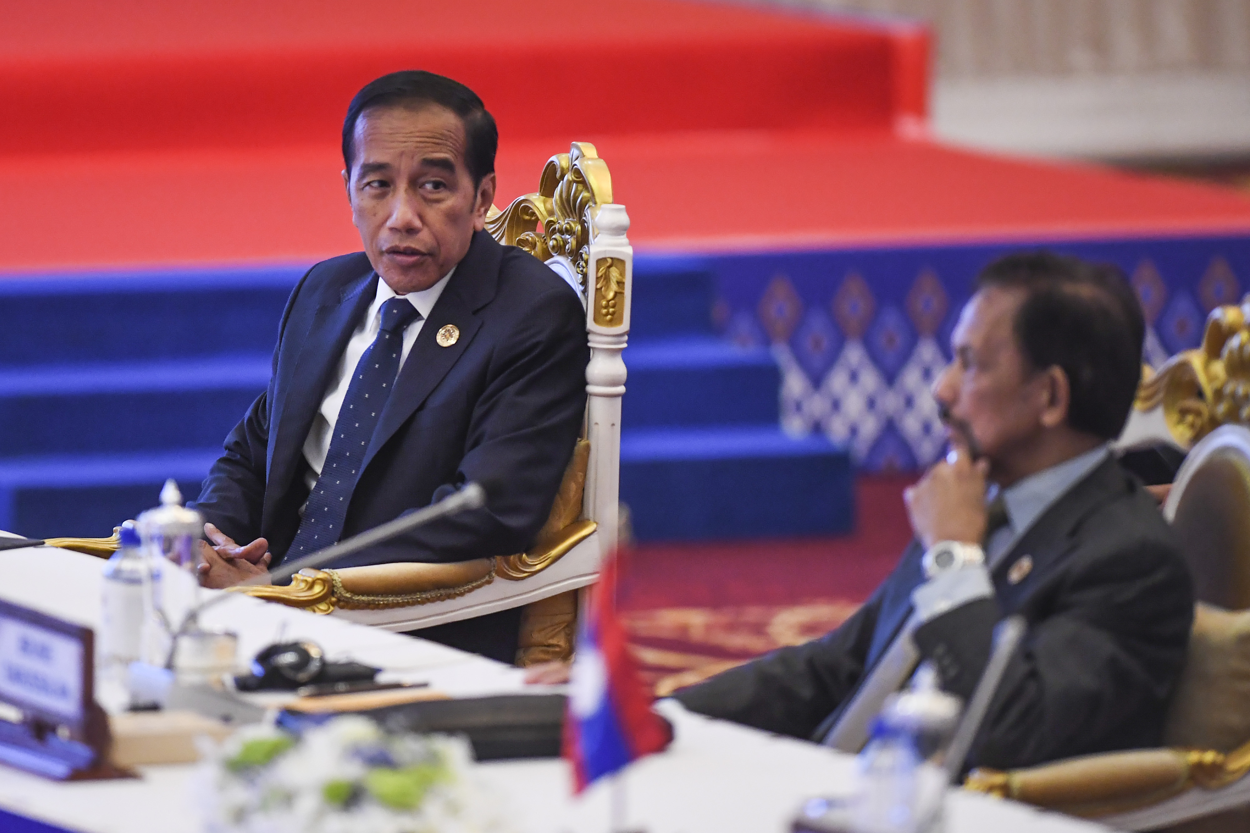 Presiden Joko Widodo (kiri) 