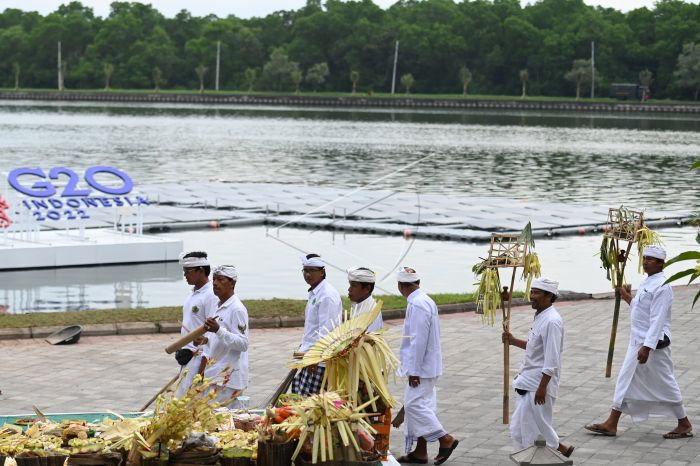 Umat Hindu mengikuti ritual upacara Melaspas dan Mecaru atau penyucian bangunan fasilitas untuk KTT G20