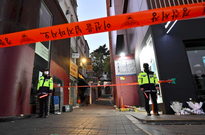 Polisi beraga-jaga di lokasi kejadian tragedi Halloween di Itaewon, Seoul, Korsel, yang telah dipasangi garis polisi.