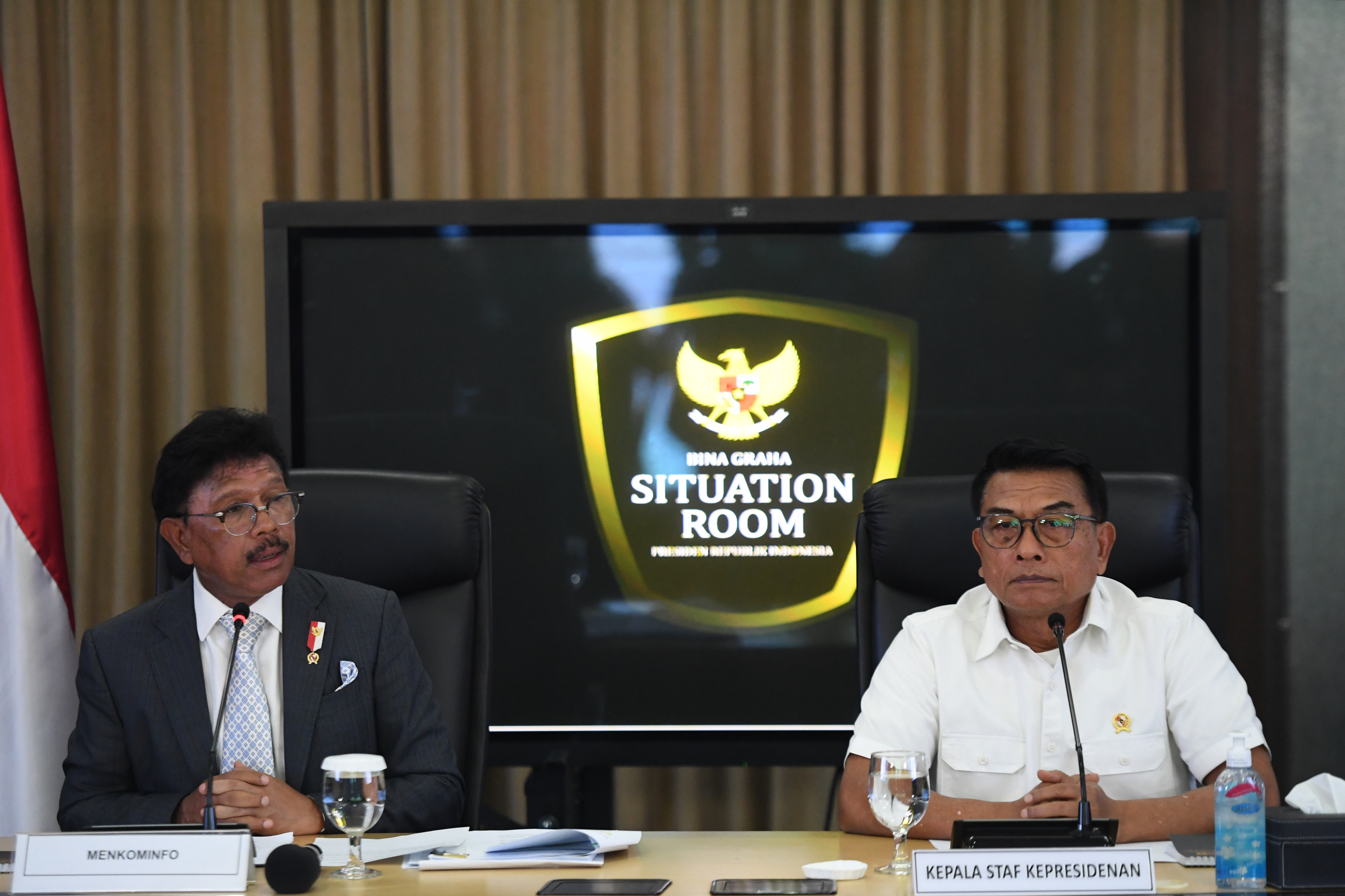 Ilustrasi.Kepala Staf Kepresidenan Moeldoko (kanan) dan Menteri Komunikasi dan Informasi Johnny G Plate memberi pemaparan kepada wartawan.