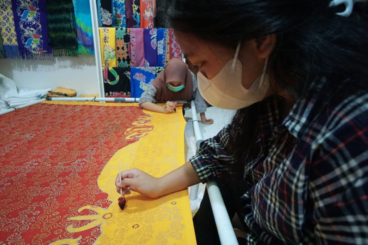 Peserta program Kubedistik menyelesaikan kain batik.