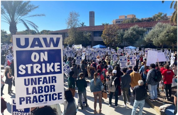 Ribuan karyawan Universitas California mogok kerja menuntut keadilan dalam praktik perburuhan, Selasa (15/11/2022)