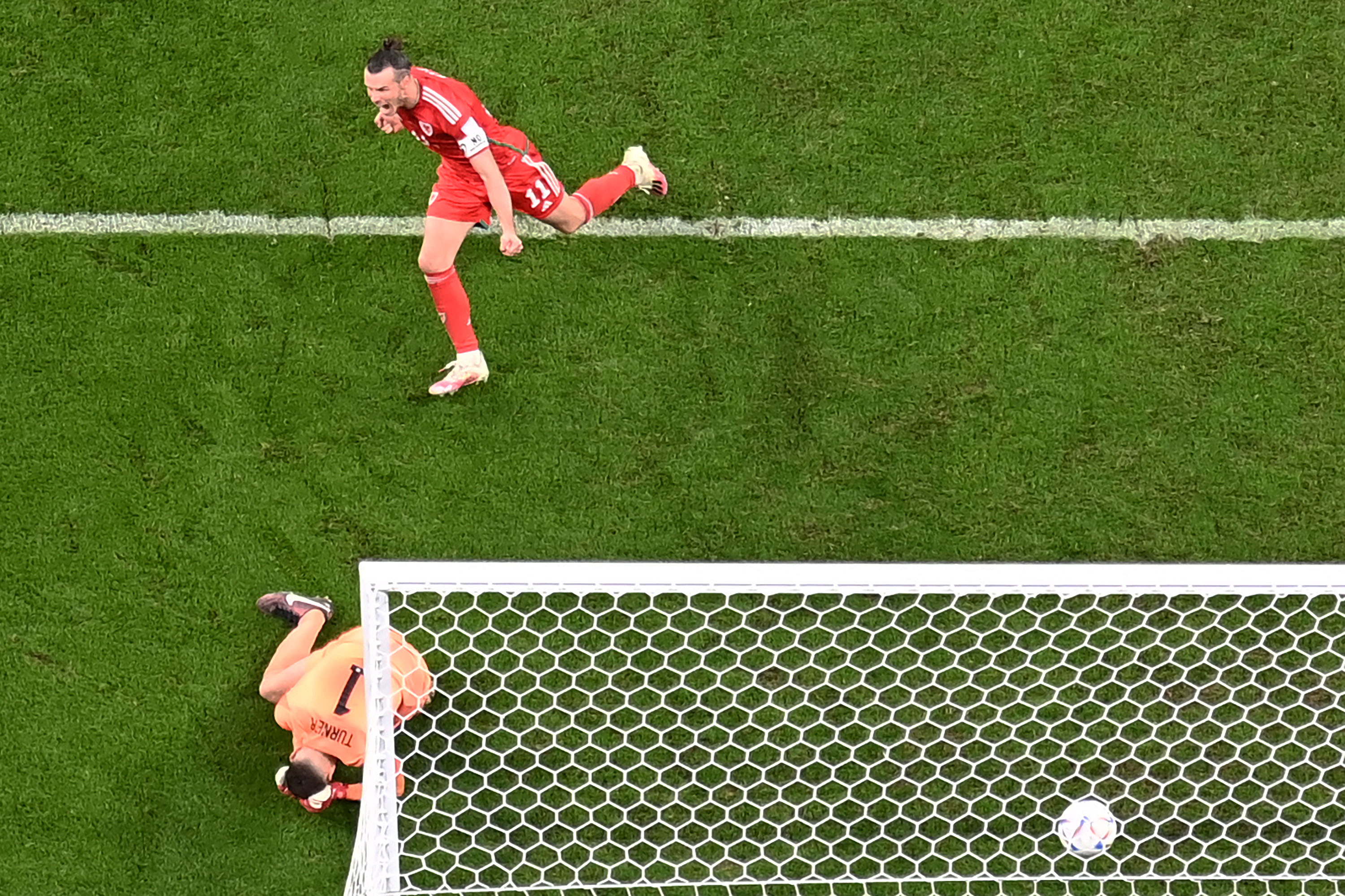 Pemain Wales Gareth Bale memasukkan bola ke gawang AS