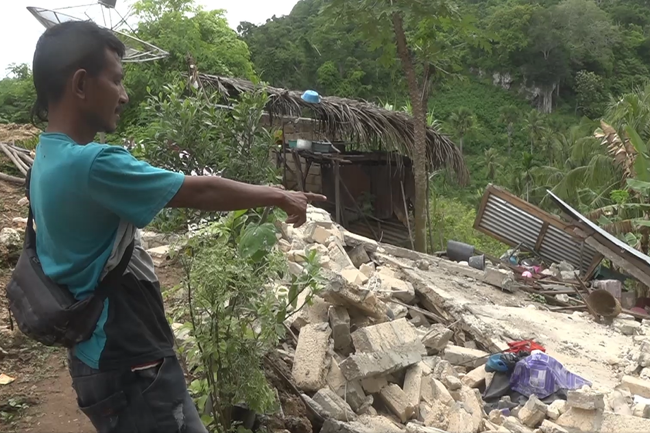 Warga menunjukkan rumah yang roboh.