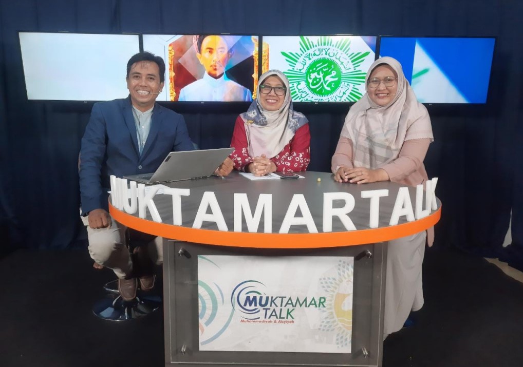 Sekretaris PP Aisyiyah Tri Hastuti Nur Roimah bersama Ketu PP Nasyiatul Aisyiyah Dyah Puspitarini saat muktamar talk di Solo.