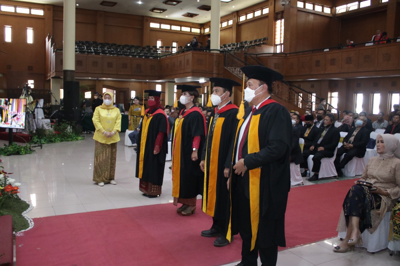 Uviversitas Pendidikan Indonesia (UPI), Bandung Jawa Barat, kembali mengukuhkan delapan guru besar atau profesor pada 22-23 November 