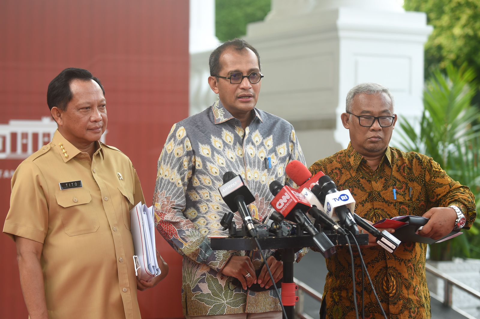  Wakil Menteri Hukum dan HAM Edward Omar Sharif Hiariej (tengah) saat memberi keterangan pers.