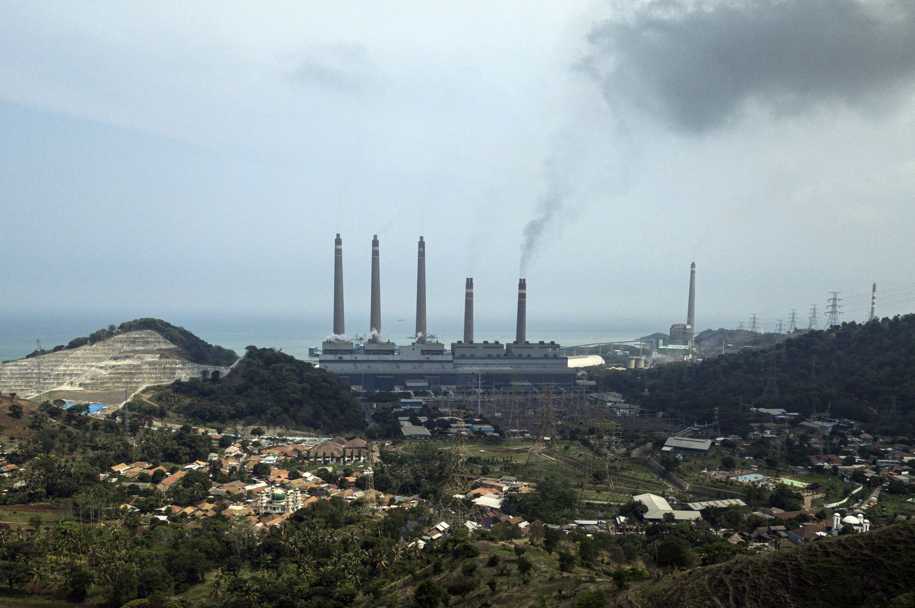 Ilustrasi: Pembangkit Listrik Tenaga Uap (PLTU) Unit VIII Suralaya milik PLN di Banten. 
