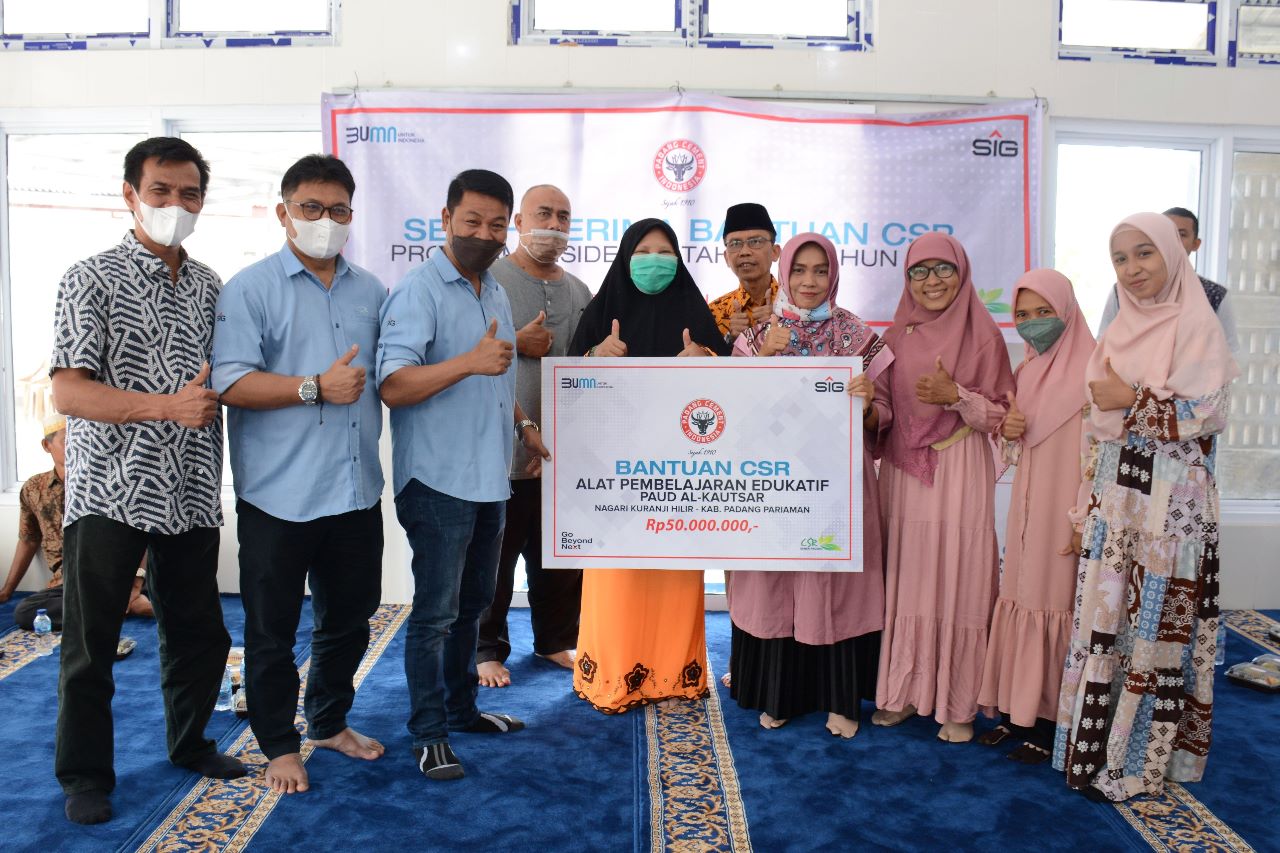 Semen Indonesia menyerahkan bantuan alat pembelajaran di Kabupaten Padang Pariaman, Sumatra Barat