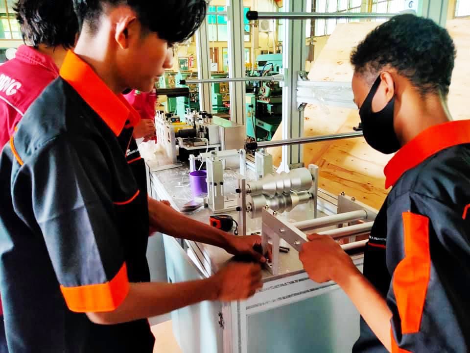 Sejumlah siswa SMKN I Losarang, Indramayu, Jawa Barat, tengah melakukan praktik laboratorium