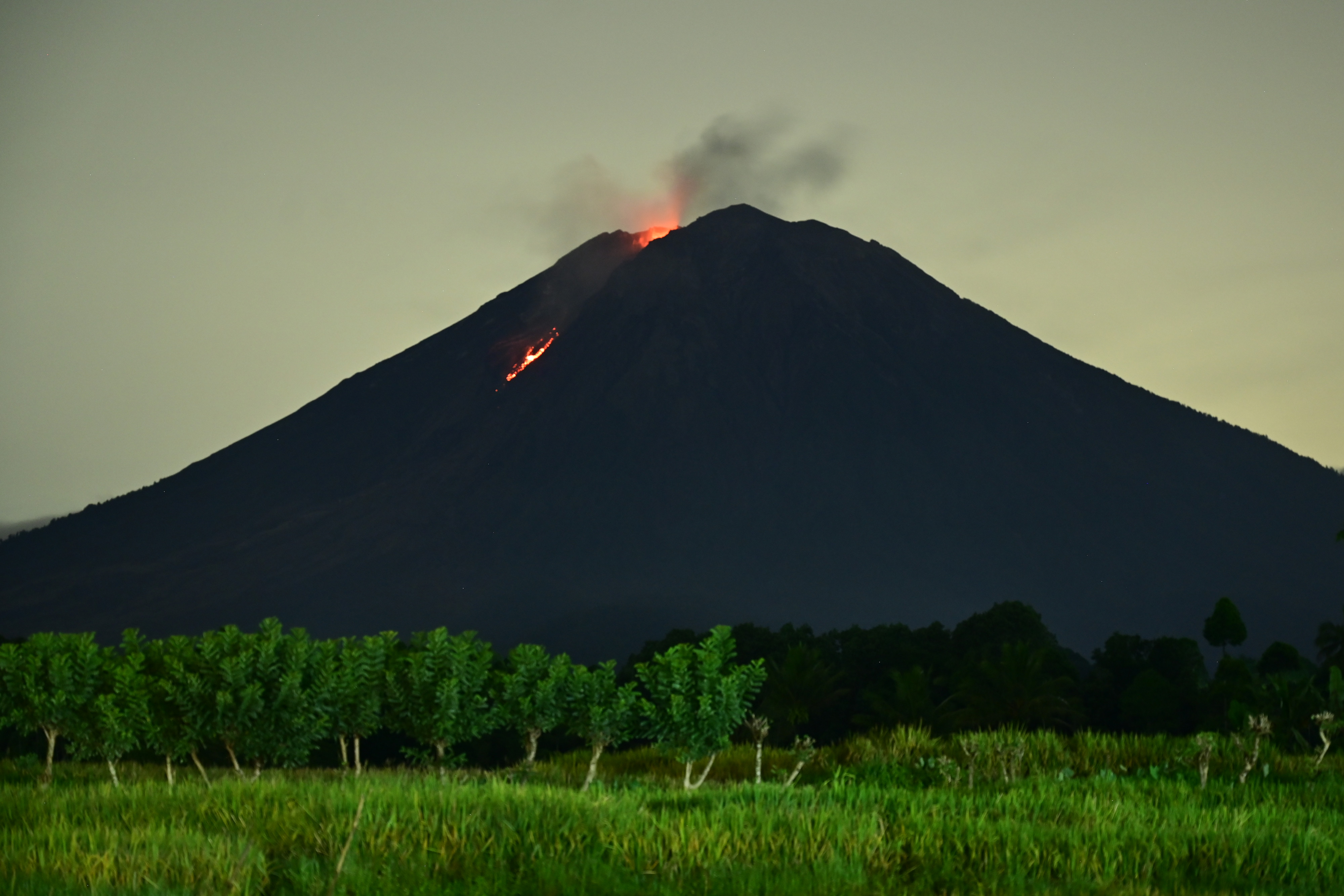 Gunung Semeru mengeluarkan lava pijar terlihat dari Desa Sumber Mujur, Candipuro, Lumajang, Jawa Timur.