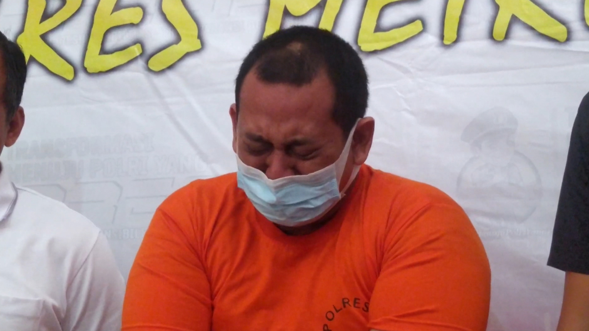 Tersangka pembacokan putri kandung dan istri, Rizky Noviyandi Achmad, di Polres Metropolitan Depok, Jawa Barat.