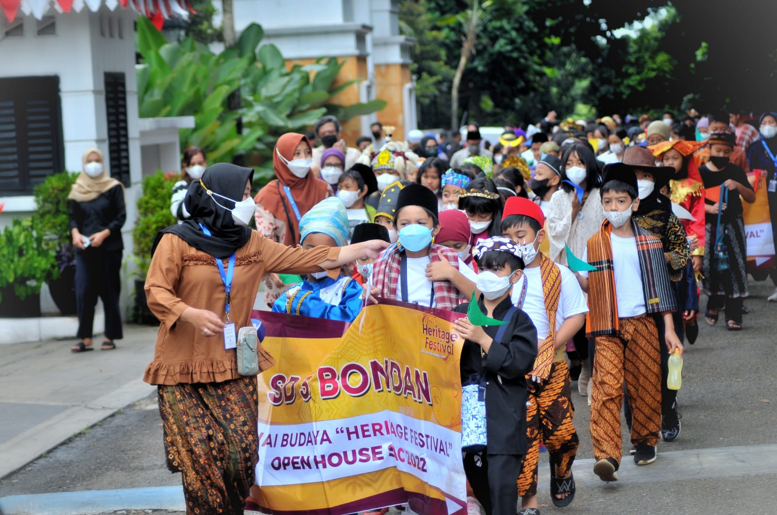 Siswa siswi Sekolah Alam Cikeas, Bogor, Jawa Barat, mengikuti kegiatan Heritage Festival, Sabtu (19/11).
