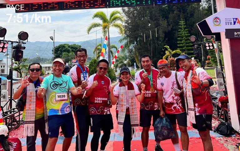 Para peserta Kaldera Marathon Festival Tahun 2022 berposes di Balige, Kabupaten Toba, Sumut.