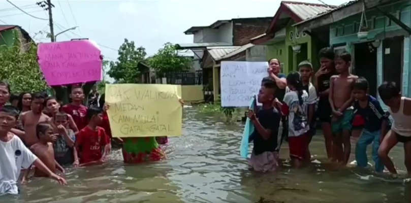 Warga Belawan Berorasi di tengah Banjir Tagih Janji Bobby Nasution 