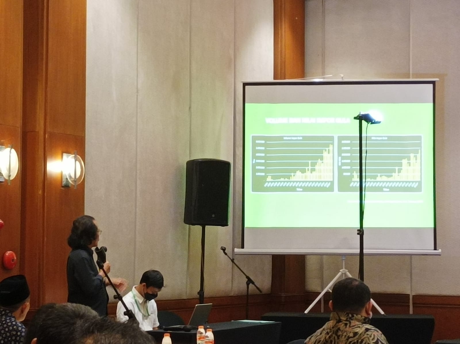 Pakar Pertanian dari IPB Dwi Andreas memberi paparan kondisi petani saat ini