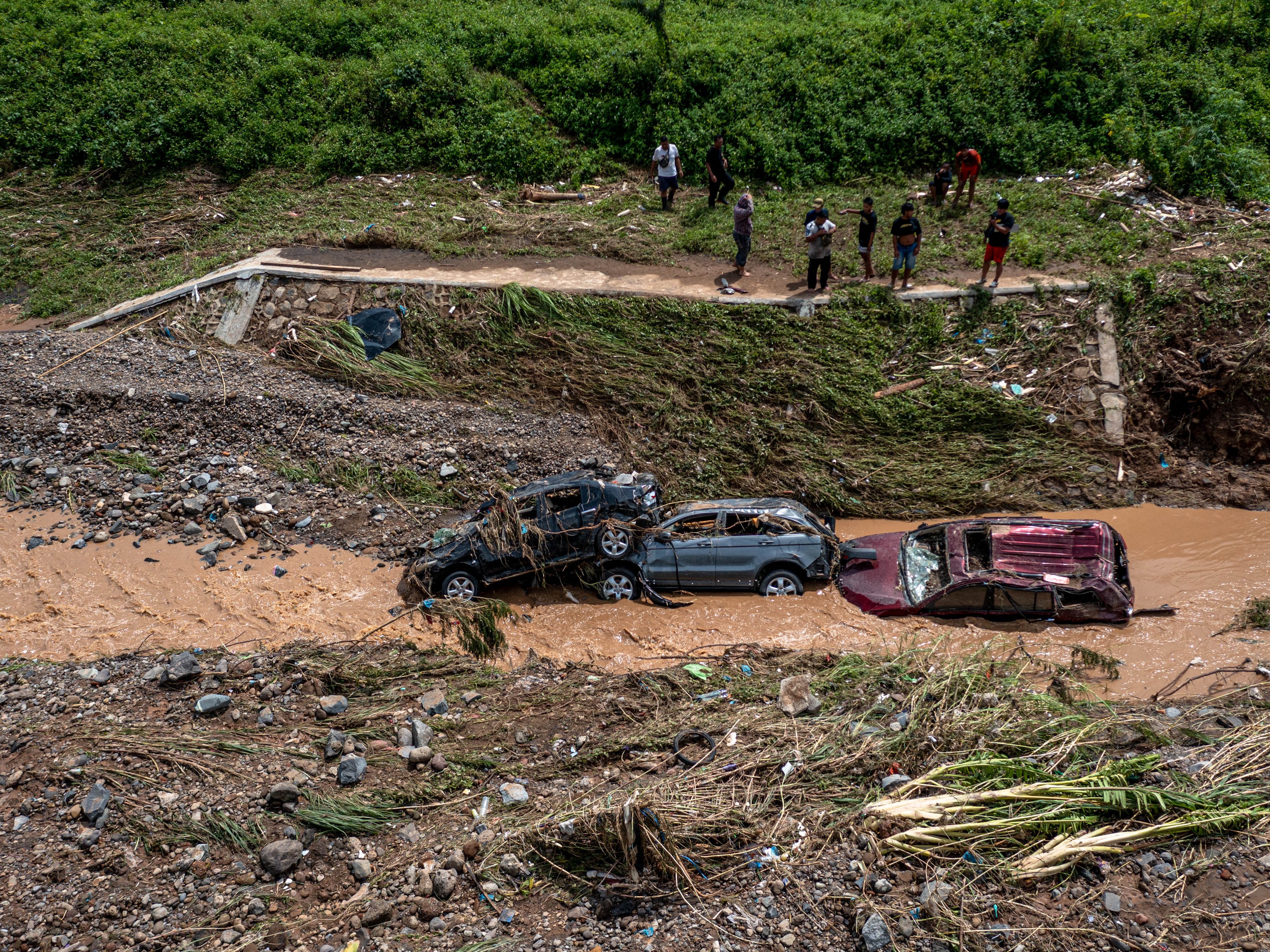Evakuasi Mobil Hanyut akibat Banjir Bandang Kota Semarang Berlanjut Besok