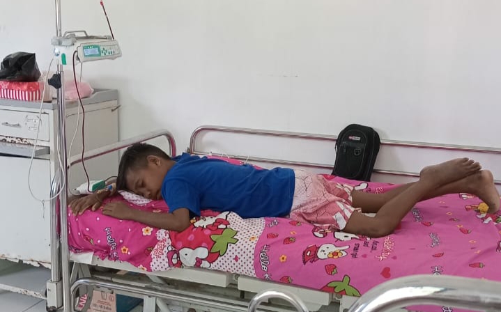 Fransiskus Maikel Hurit terbaring di RSUD Flotim saat sedang menerima pelayanan transfusi darah.