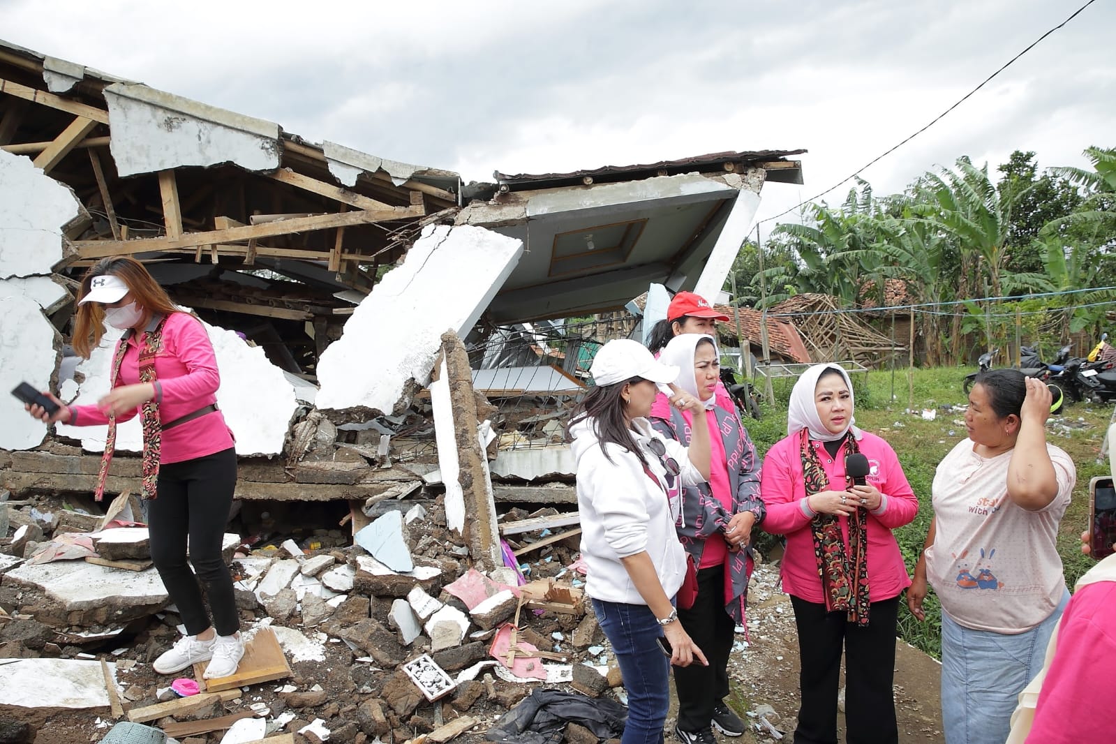 Anggota PPLIPI dan Women's Pro mengunjungi dan berdialog dengan para korban gempa di Cianjur, Jawa Barat.