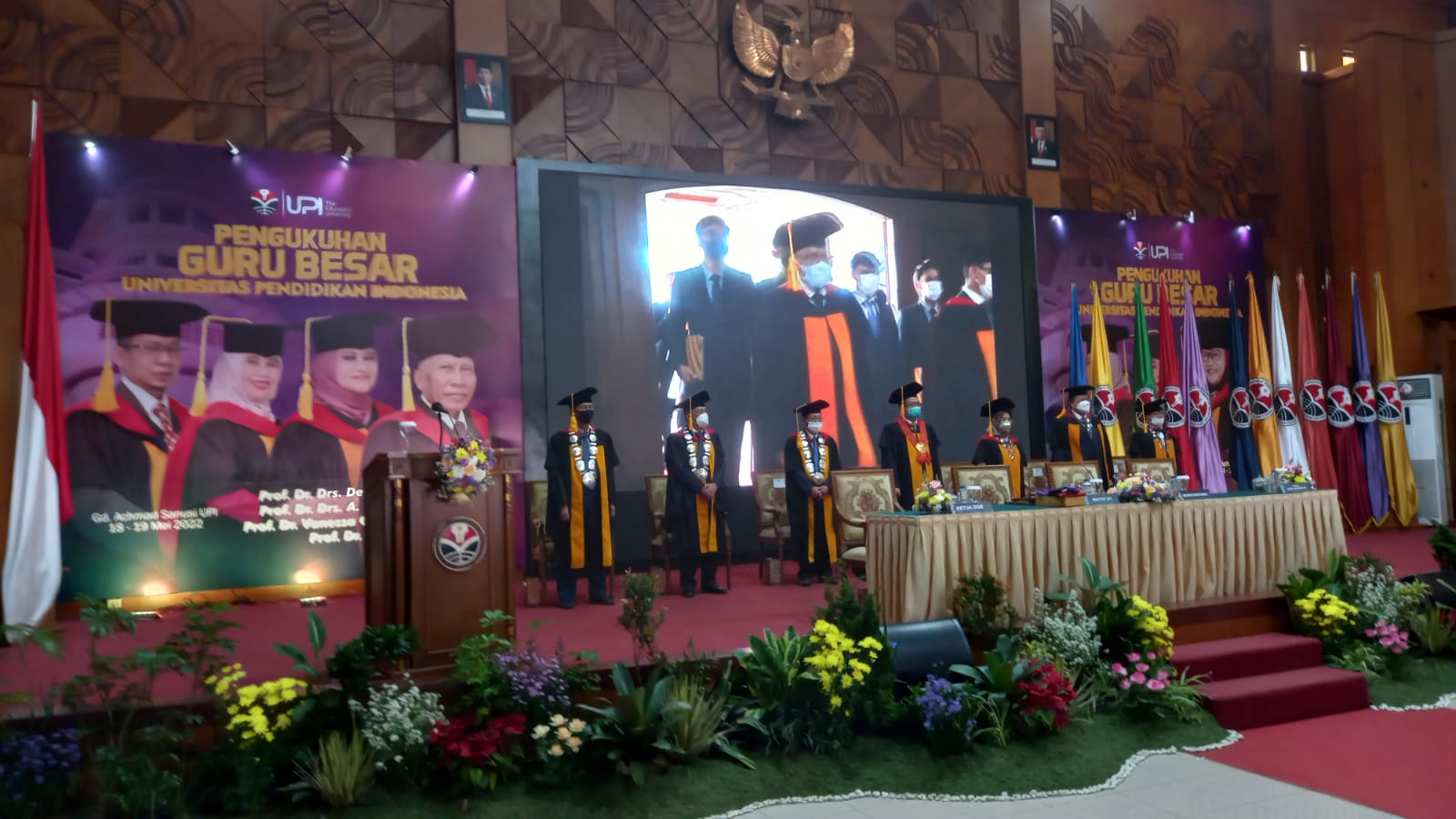 Rektor UPI Bandung Mengukuhkan tujuh guru besar.