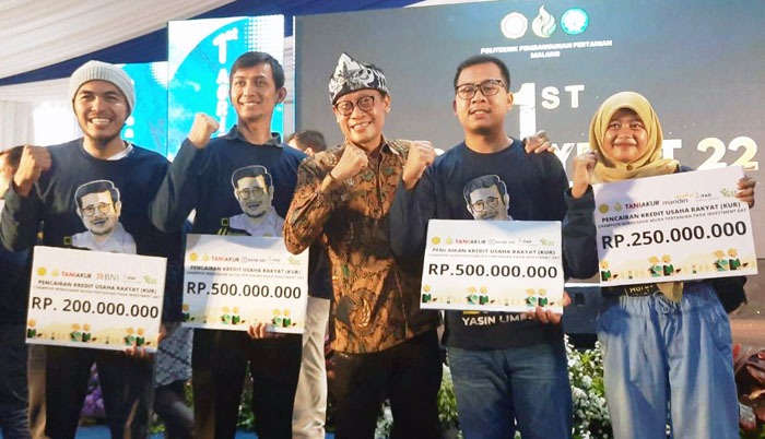 Kepala BPPSDMP Kementan, Dedi Nursyamsi (tengah) bersama alumni Polbangtan yang akses KUR hingga ratusan juta rupiah.