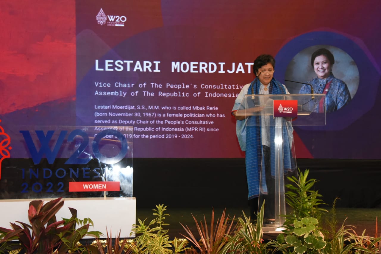 Wakil Ketua MPR RI Lestari Moerdijat berbicara pada Forum W-20 di Nusa Dua Bali, Minggu (13/11).