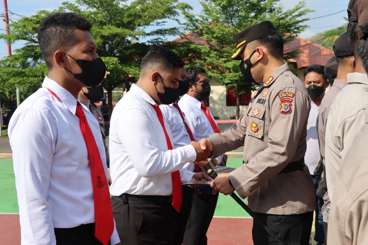 Acara penyerahan penghargaan atau reward terhadap personil Polres Flores Timur berprestasi, Rabu (9/11)