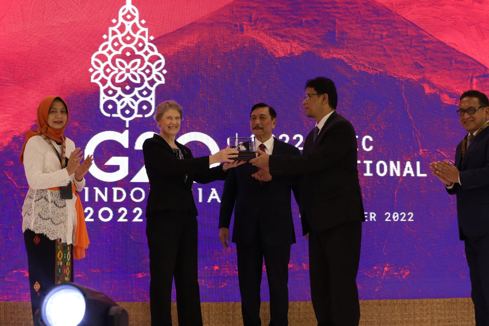 Mantan Perdana Menteri Selandia Baru Helen Clark (kedua kiri) terima kenang-kenangan dari Ketua Dekom LPS Purbaya Yudhi Sadewa.