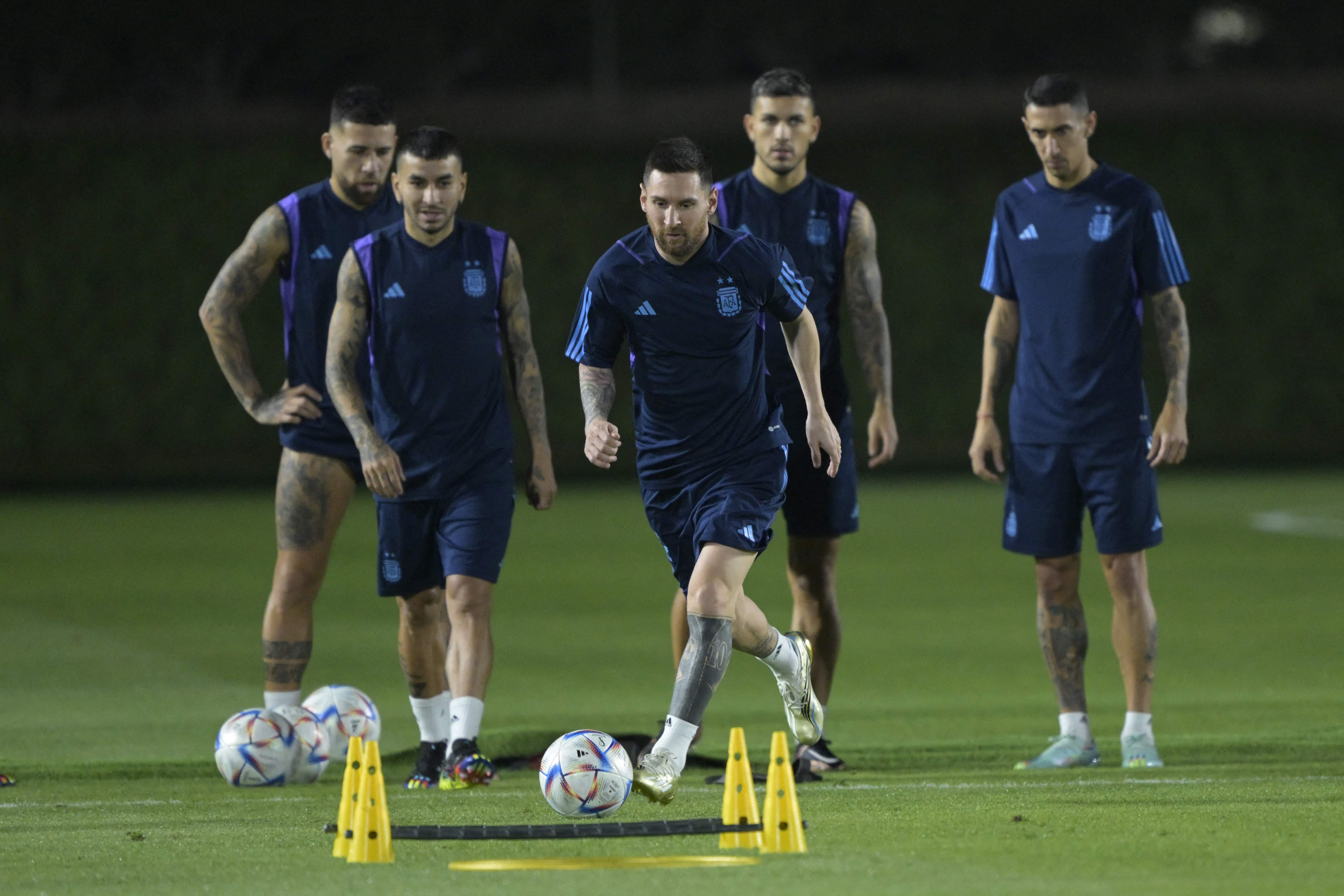 Bintang timnas Argentina Lionel Messi (tengah) dalam sesi latihan bersama rekan-rekannya di Doha, Jumat (25/11). 