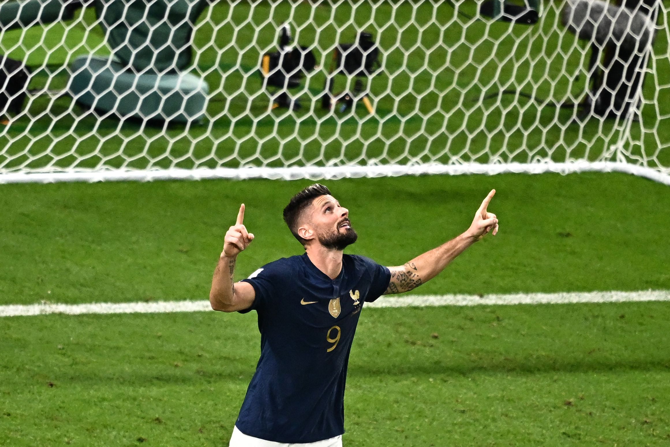 Penyerang timnas Prancis Olivier Giroud melakukan selebrasi usai mencetak gol ke gawang Australia di laga Piala Dunia 2022.